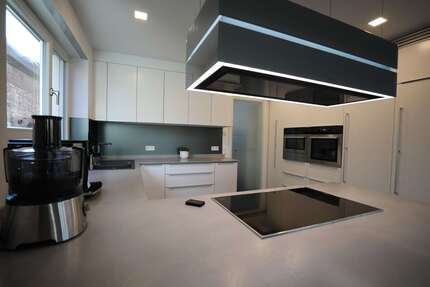 Haus zum Mieten in Niederdorfelden 3.100,00 € 210 m²