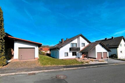 Einfamilienhaus, 2 Etagen, Keller, 3 Garagen + 3 Stellplätze - Philippsthal (Werra)