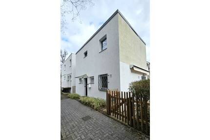 Hauptstadtmakler-Bezugsfreie Doppelhaushälfte mit Garage in Top-Lage - Berlin Dahlem