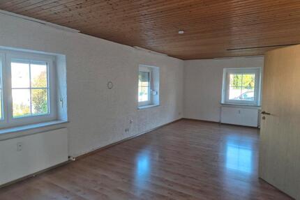 4-Zimmer Wohnung mit Gartenanteil und Garage in Schirmitz