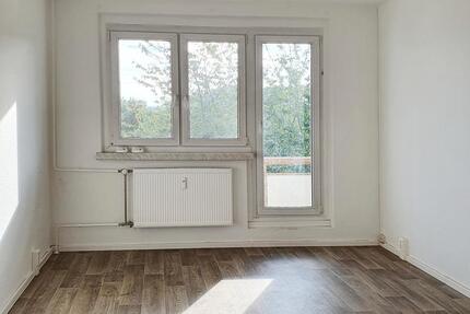 **JETZT EINZIEHEN** 4-Zimmer-Wohnung Balkon 3.Etage Tageslichtbad mit Wanne ab sofort - Halle (Saale) Silberhöhe