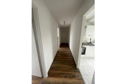Helle 3-Zimmer-Dachgeschosswohnung mit Einbauküche, Tageslichtbad - Bitterfeld-Wolfen