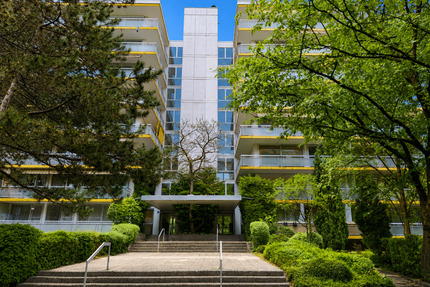 Wohnen über den Baumkronen: vermietete 2-Zimmer-Wohnung mit Loggia und TG-Stellplatz in München-Neuperlach