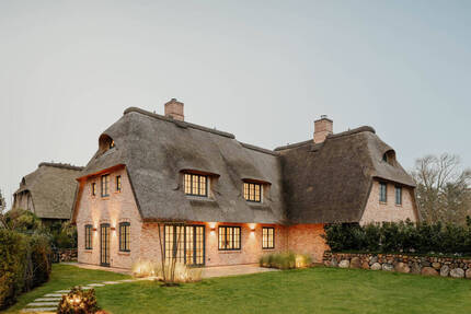 Sylt-Archsum Neubau unter Reet - 3.850.000,00&nbsp;EUR Kaufpreis, ca.&nbsp; 194,00&nbsp;m&sup2;&nbsp;Wohnfl&auml;che in Sylt (PLZ: 25980) Archsum