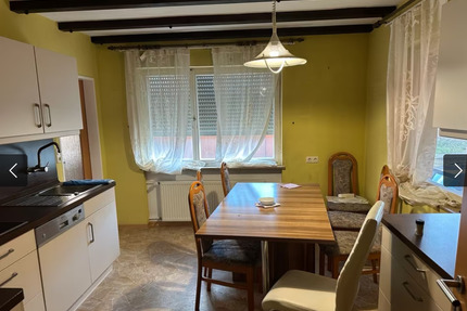 Bauernhaus mit Nebengebäuden auf großem Grundstück in Reichenberg