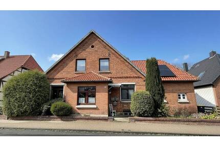 Großzügiges Dreiparteienhaus mit Entwicklungspotenzial auf weitläufigem Grundstück in Wennigsen!