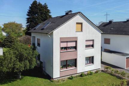 Pelletheizung & Dämmung: Zweifamilienhaus mit ausgebautem DG & Doppelgarage in Besenkamp - Enger