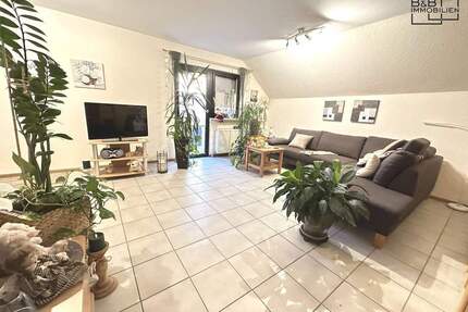 B & B Immobilien: Helle 2-Zimmer-Dachgeschosswohnung mit Südwestbalkon im ruhigen Zweifamilienhaus - Schweich / Issel