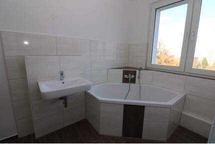 Wer´s GROß mag***Neu sanierte Etagenwohnung mit Wanne, Dusche u. 2 Balkonen!!! - Freiberg