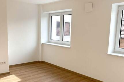 Attraktive 3-Zimmer-Wohnung mit Balkon in Estenfeld - kernsaniert in 2025