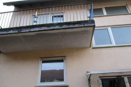 ZFH und Gewerbe auf grossem, teilbarem Grundstück (mehrere Parzellen) mit Entwicklungspotential. Weitere WohnGewerbebebauung Landwirtsch. möglich. - Bergrheinfeld