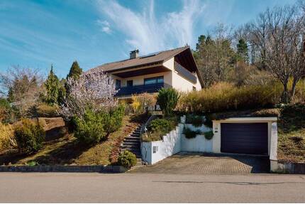 Platz für die ganze Familie - charmantes Einfamilienhaus mit Einliegerwohnung und Weitblick - Wehingen