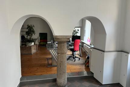 Schöner Büroplatz incl. Werbeschaufenster in Burghausen zu verm.