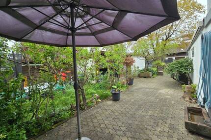 Reihenmittelhaus mit Balkon, 2 Terrassen, großer Außenbereich, 2 Küchen, 2 Bäder und Garage - Teningen