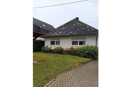 Charmantes Einfamilienhaus mit großem Garten, Wintergarten, Terrasse, Garage und modernisiertem Bad - Neuwied Heimbach-Weis