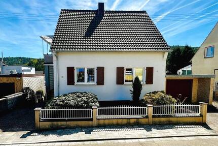 Hochspeyer: Großzügiges Zweifamilienhaus mit Ausbaupotenzial, schönem Grundstück und Garage