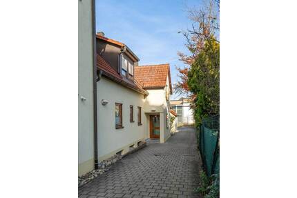Wohlfühlen leicht gemacht - 2-Zi-Erdgeschosswohnung mit Terrasse und Gartenanteil in Langenzenn