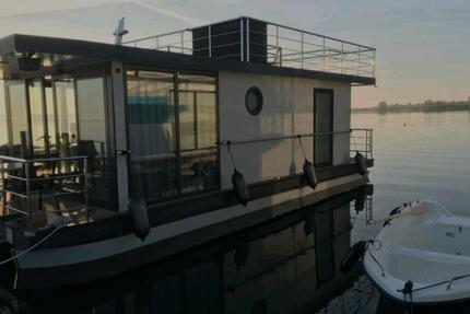 Festliegendes Hausboot mit großer Dachterrasse und Ruderboot - Röbel/Müritz
