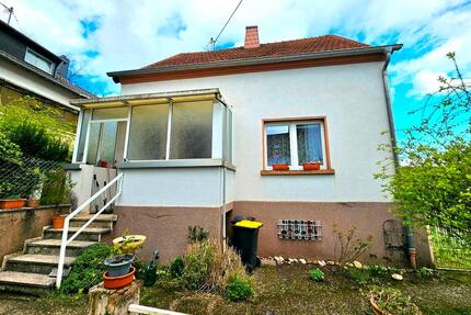 Charmantes Einfamilienhaus mit großem Garten in ruhiger Lage - Dillingen (Saar)