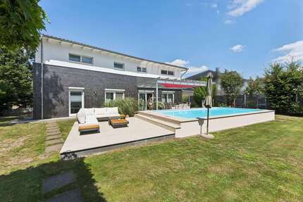 Haus zum Kaufen in Hövelhof 1.050.000,00 € 300 m²