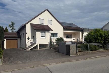 Haus mit Werkstatt-Garagen in Straubing Ittling