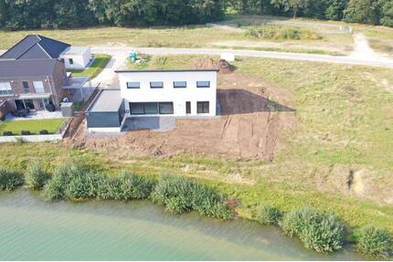 Ebenerdiger hochwertiger Pultdach-Bungalow in einzigartiger Lage mit direktem Seeblick! - Herzlake