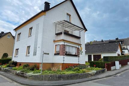 Gepflegtes Mehrfamilienhaus mit Nebengebäude in 65329 Hohenstein
