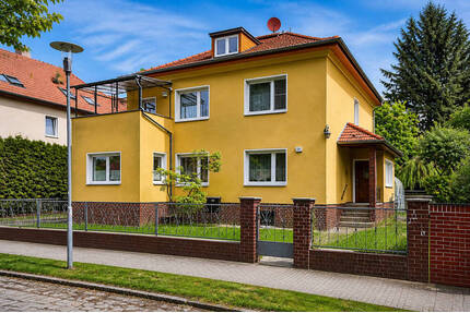 Stattliches Ein- bis Zweifamilienhaus von 1938 mit Pool, Sauna und Garage auf sonnigem Grundstück - Dallgow-Döberitz