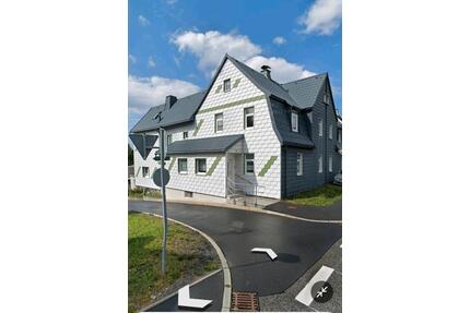 Doppelhaushälfte mit drei Garagen und großem Garten - Neuhaus am Rennweg