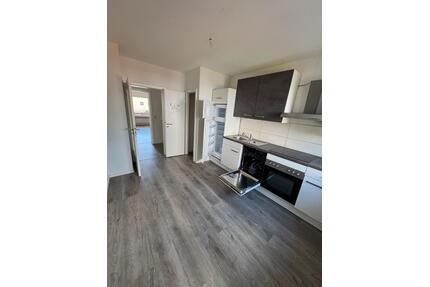 4ZKB Wohnung Hell renoviert - Einbauküche, Gäste WC, Balkon - Linden