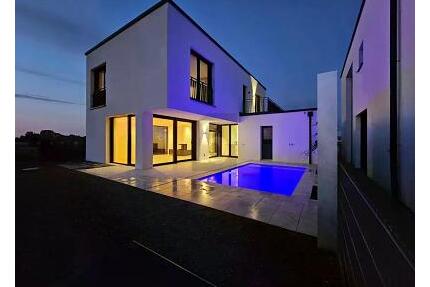 VERMIETUNG - MODENER LUXUS MIT POOL UND AUSBLICK - Poing