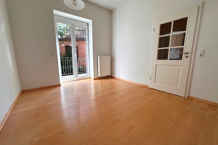 Gepflegte 3-Zi.-Altbauwohnung mit Balkon und großer Terrasse in Stuttgart-West