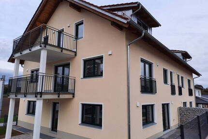 Neuwertige lichtdurchflutete 3-Zimmer-Wohnung mit Terrasse und Garten in Weng, Landkreis Landshut