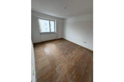 Renovierungsbedürftige 4 Zi-Wohnung - sofort frei - einfach günstig & gut !! - Amberg