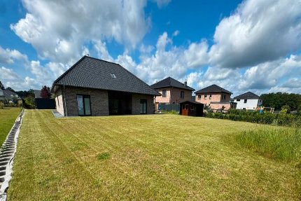 Großzügiger Bungalow mit Doppelgarage, Terrasse und Ausbaupotenzi - Bienenbüttel