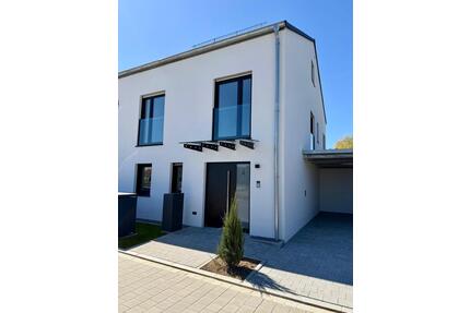 Erstbezug DHH - 2.275,00&nbsp;EUR Kaltmiete, ca.&nbsp; 175,00&nbsp;m&sup2; in Wolnzach (PLZ: 85283)