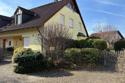 Familienfreundliche Doppelhaushälfte mit Garten, Sauna, Studio und Keller in Stegaurach