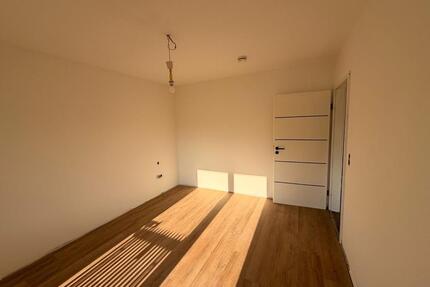 Frisch renovierte 3ZKB Erdgeschosswohnung mit Balkon - Eisenberg (Pfalz)