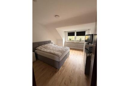 Schöne 2- Zimmer- Dachgeschosswohnung mit Balkon und Einbauküche - Ratingen Lintorf