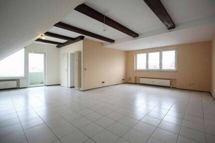 Renovierungsbedürftige, helle 3 Zimmer Wohnung mit Balkon in Astheim - Trebur