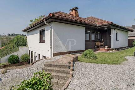 Großzügiges Einfamilienhaus mit Einliegerwohnung und Doppelgarage in schöner Wohn- und Blicklage - Schmitten / Seelenberg Oberreifenberg