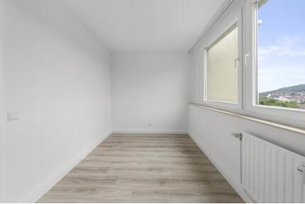 Willkommen in Ihrem neuen Zuhause in der Johann-Gottlieb-Fichte-Str. 14 in Hagen – hier wohnen Sie ruhig, grün und dennoch zentral. Die großzügig geschnittene Wohnung ist ideal für kleine Familien...