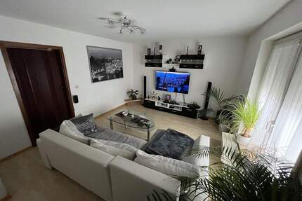 Zentral, gepflegte 3,5 Zimmerwohnung mit Balkon + Tiefgarage - Laichingen