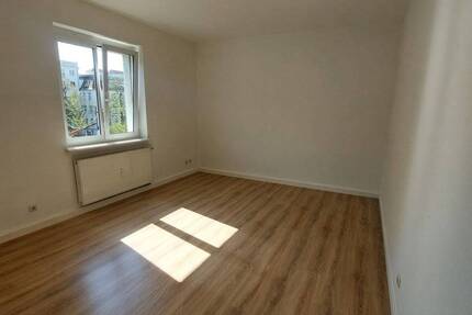 kleine 3-Raum-Wohnung mit Balkon in ruhiger und grüner Lage in Dresden-Striesen