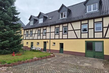 Wohnen im Dreiseitenhof: 2-Zimmer-Wohnung mit Einbauküche, ruhige Wohnlage in Hirschfeld (Reinsberg) - Großschirma