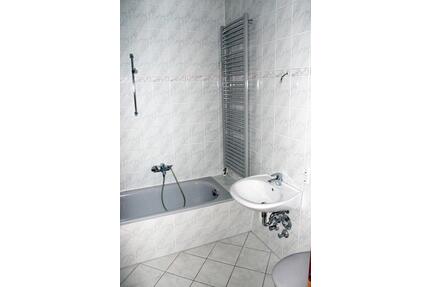 Günstige 3-Zimmer-EG-Wohnung mit Balkon und Einbauküche in Plauen