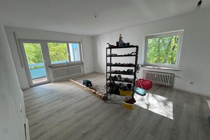Neu renovierte 4 Zimmer Wohnung, 2 Balkonen, Garage, Abstellraum - Leinfelden-Echterdingen