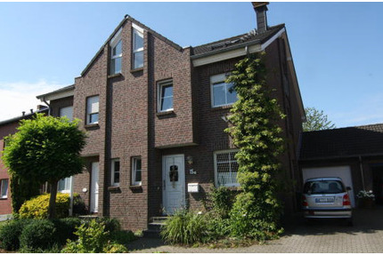 SCHICKE DOPPELHAUSHÄLFTE MIT HERVORRAGENDER AUSSTATTUNG IN RUHIGER GRÜNLAGE VON NEUSS