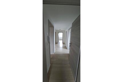 Frisch renovierte 3,5 Zimmer Wohnung mit Stellplatz zu vermieten - Poppenricht