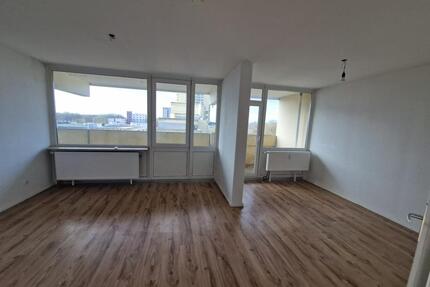Direkt im Uni-Center wohnen - renoviert, großer Balkon, 3 Zimmer, Aufzug *Bochum-Querenburg*